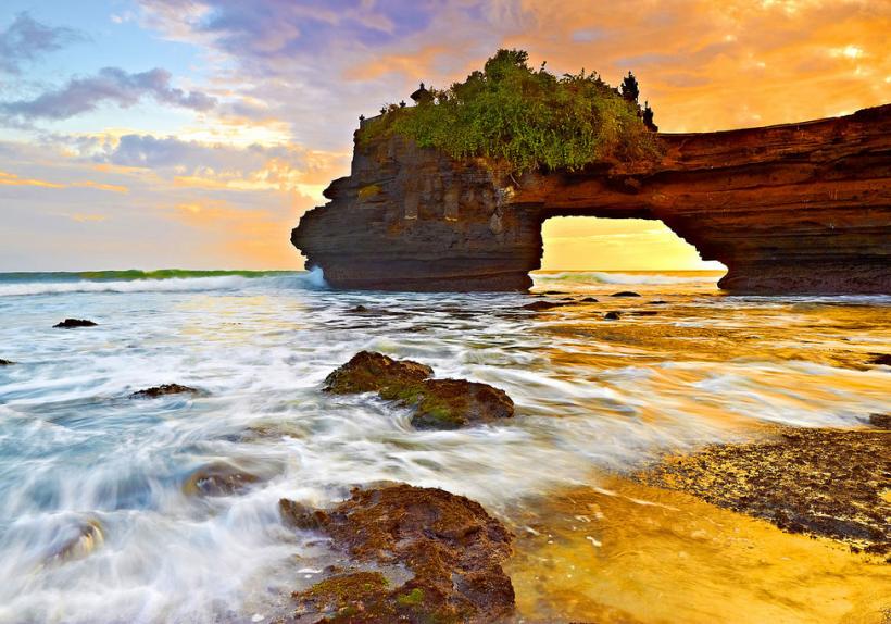 Pura Batu Bolong Tanah Lot - Bali